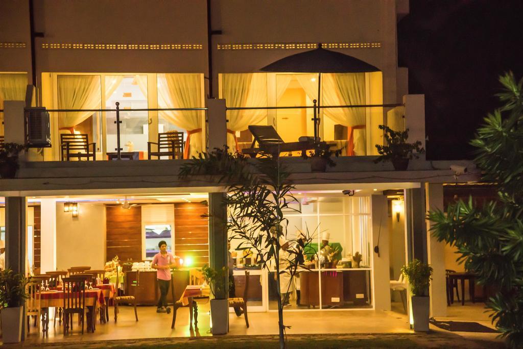 Paradise Beach Hotel Negombo Exterior foto