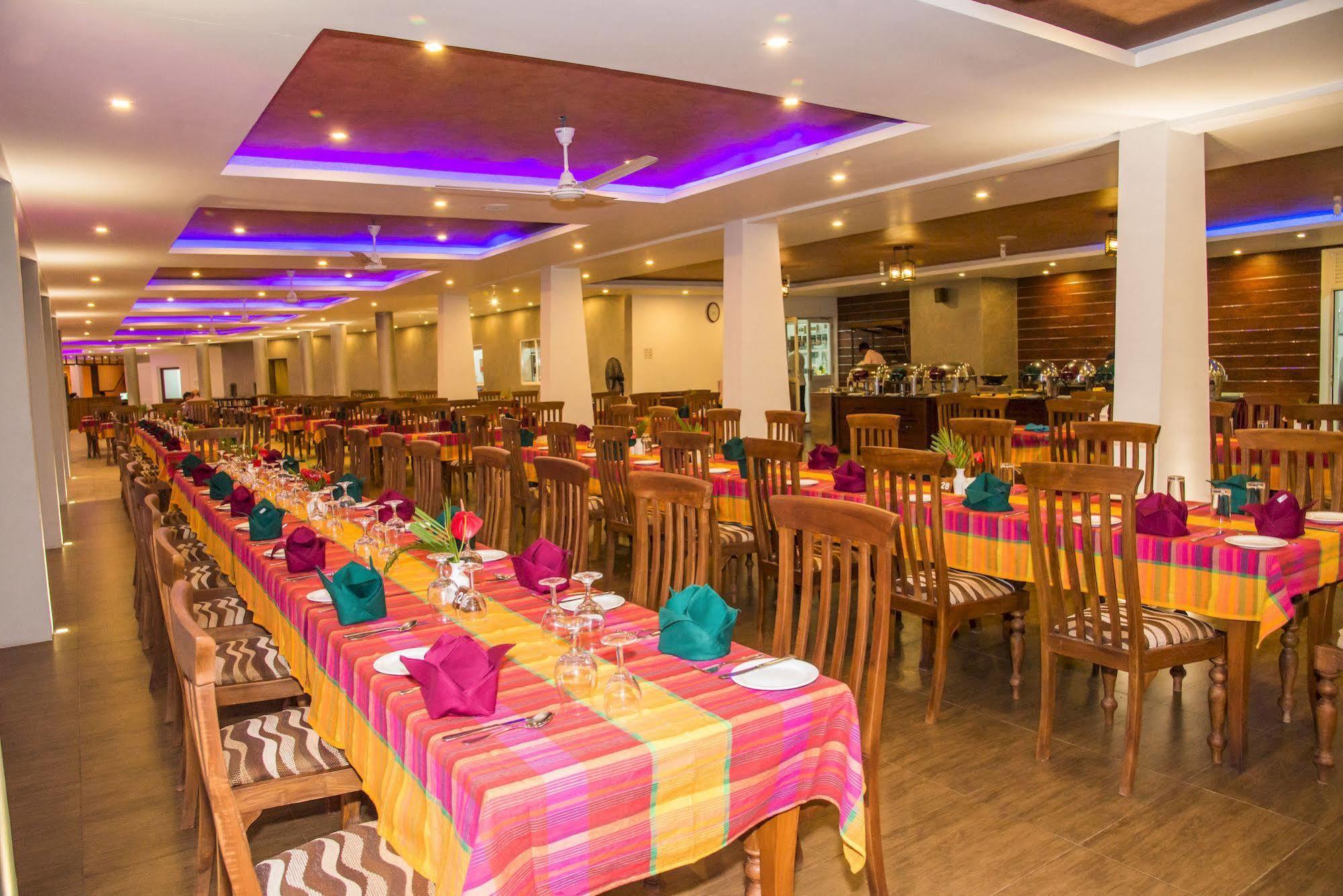 Paradise Beach Hotel Negombo Exterior foto